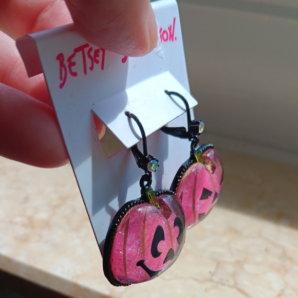 Betsey Johnson Halloween 🎃 Glitter Pumpkins Drop Earrings. NWT. - Picture 2 of 3